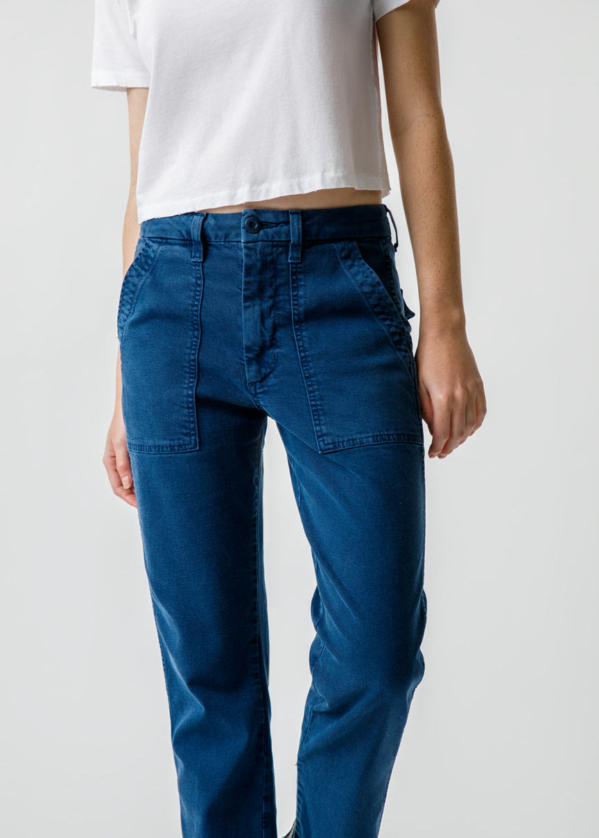 EASY-ARMY-TROUSER-NEPTUNE_A127125-629_BABE-TEE-WHITE_01599_864x1312_7c1183fc-ad07-49e9-b5ab-e3e5ae822477.jpg