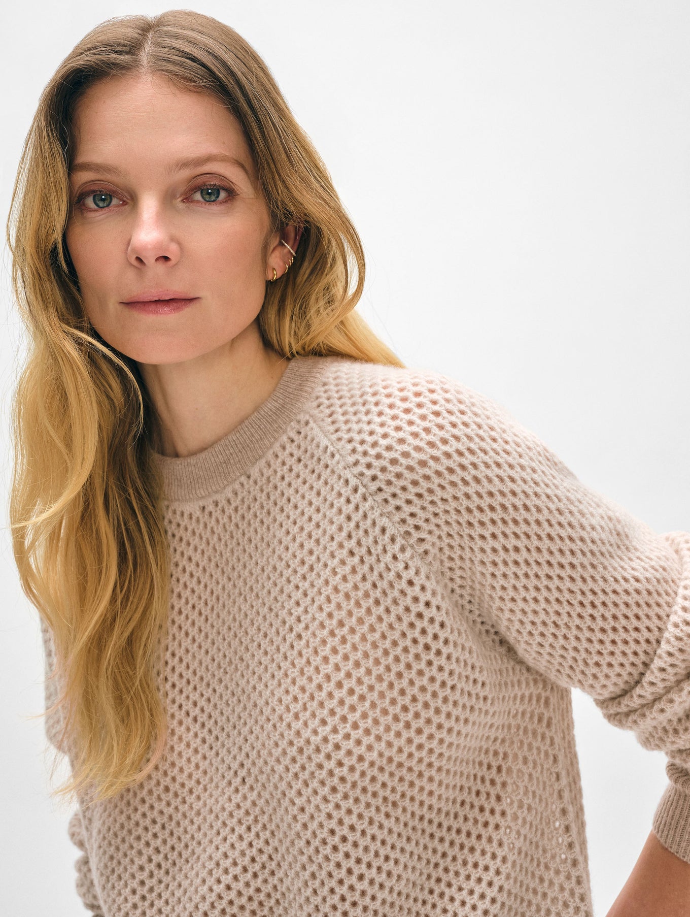 20349_CashmereSweatshirt_SandWispHeather_EM_04_1360x_03093add-7e26-4964-9da7-70ac43f196dc.jpg