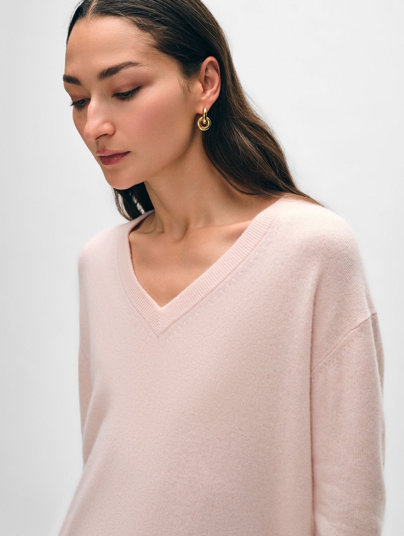 21086_CashmereVNeck_PinkSand_BT_02_1360x_4939e292-b457-4e40-a7d1-59d453a5a471.jpg