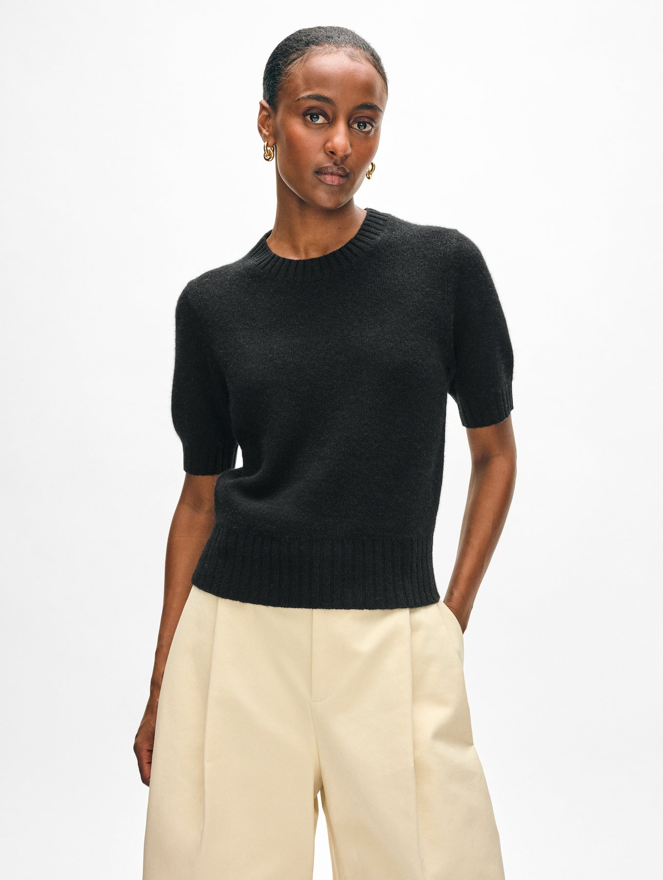 21341_CashmereFeatherweightTShirt_Black_LK_02_1360x_9a62c8df-7d13-4254-9018-f3613cdc1ba5.jpg