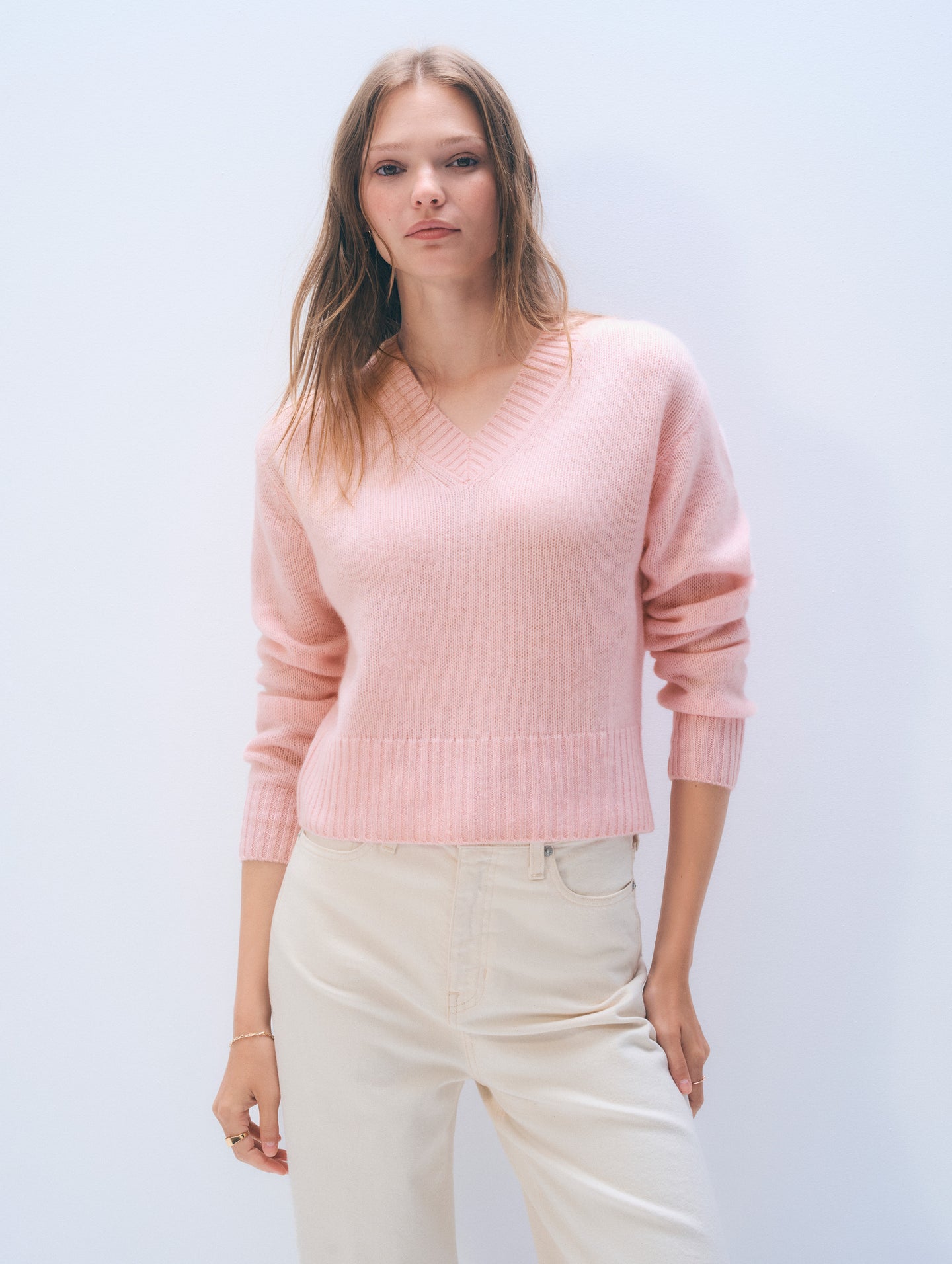 21773_FeatherweightCashmereVNeck_ClayPink_KS_01_9005af94-1604-4824-bb94-ea3529213fa1.jpg