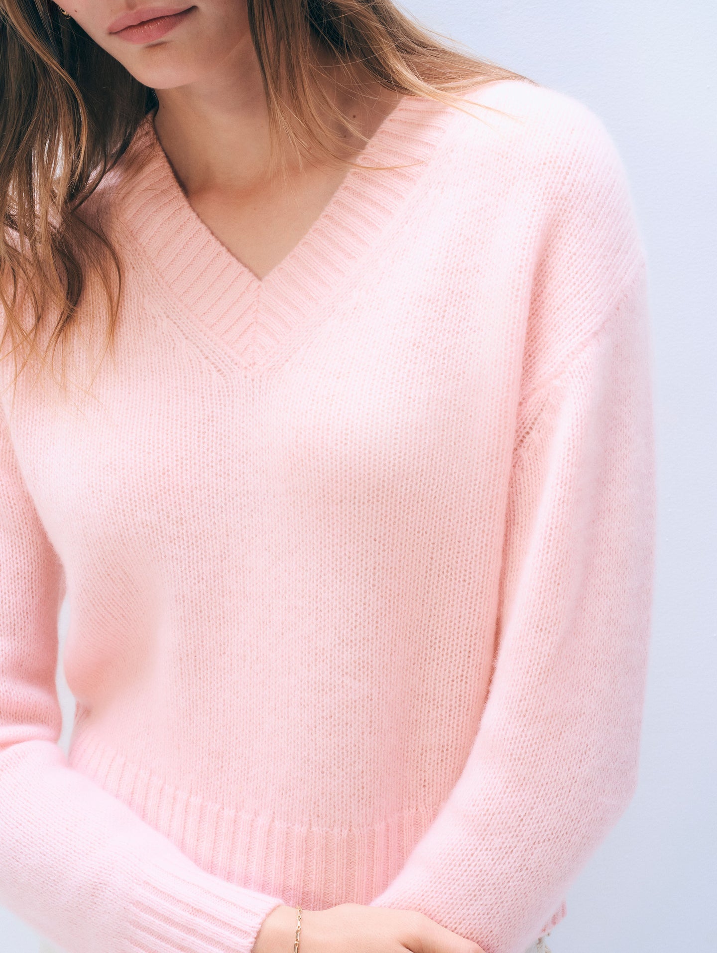 21773_FeatherweightCashmereVNeck_ClayPink_KS_02.jpg