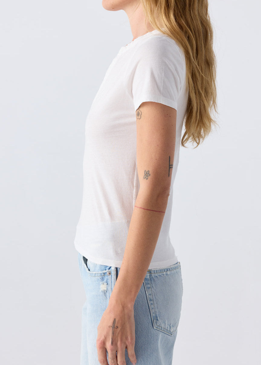 BILLIE-SUNBURN_A32316-877_DELIGHTFUL-TEE-WHITE_A33893-051_1197.jpg