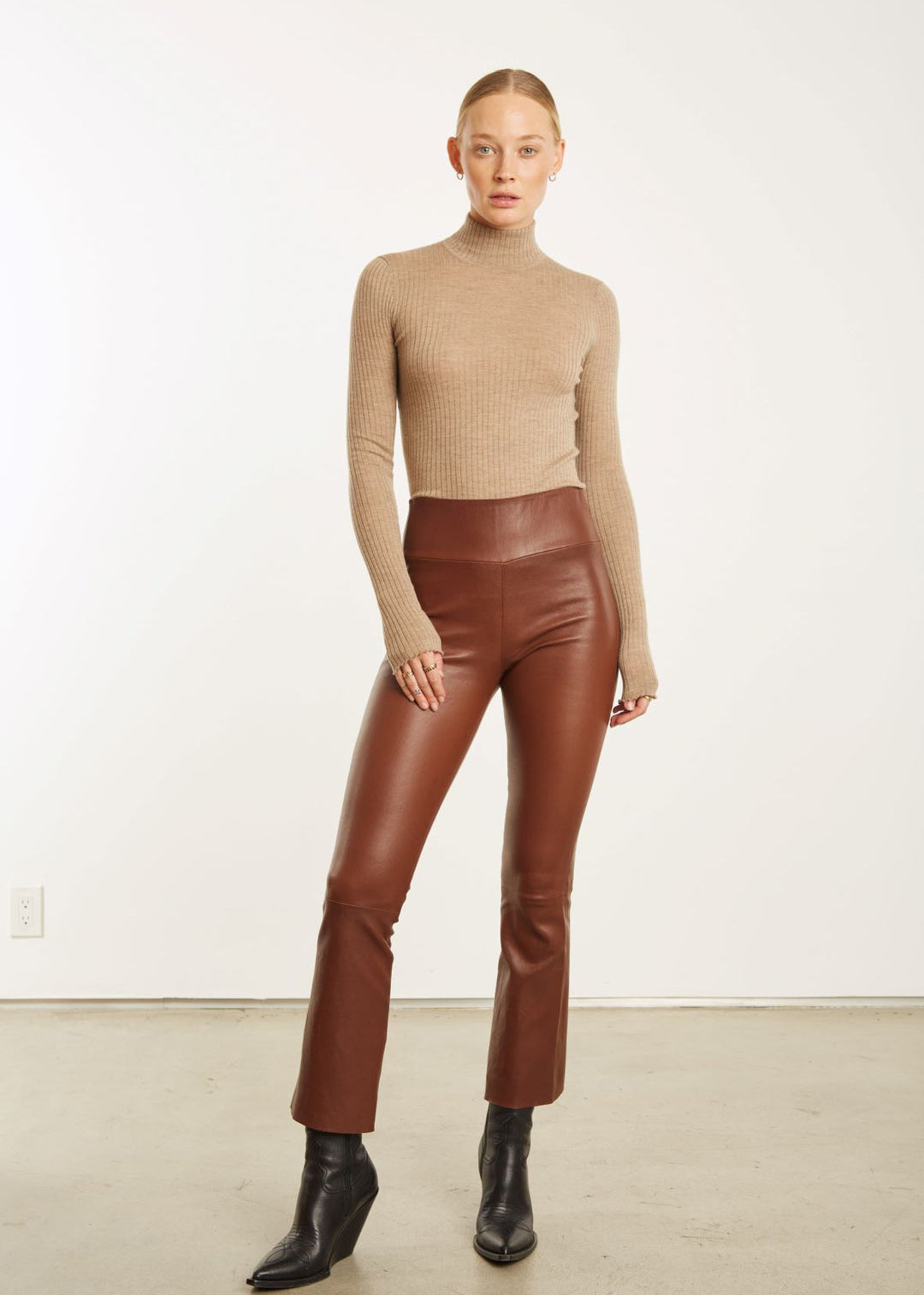 FALL23_LOOK059_01401_1080x_59e43c55-3e7f-4bb5-989d-fb17f8bd7e01.jpg