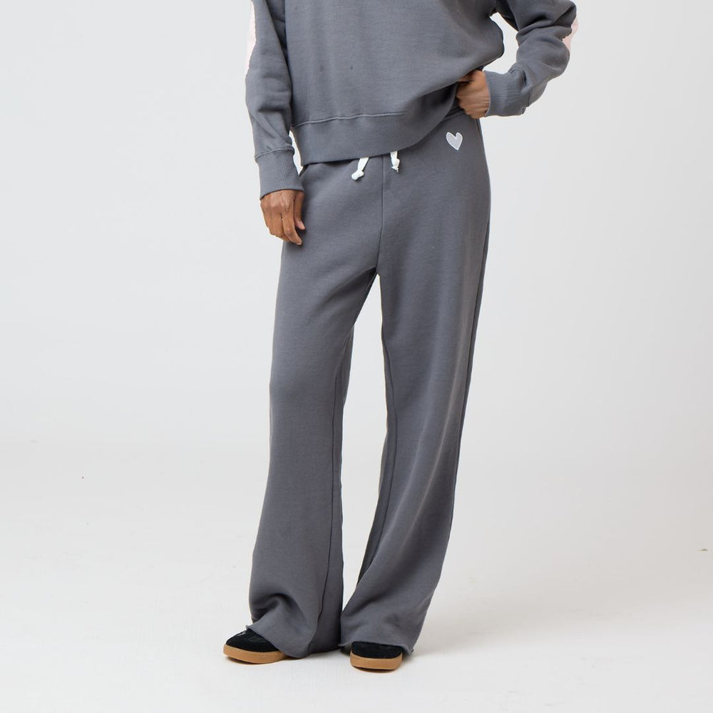 KR23-5084-WeekendBarbSweatpant-FadedCarbon-01_1000x.progressive_22611bd6-0eef-492e-a3b6-34c954cc4579.jpg