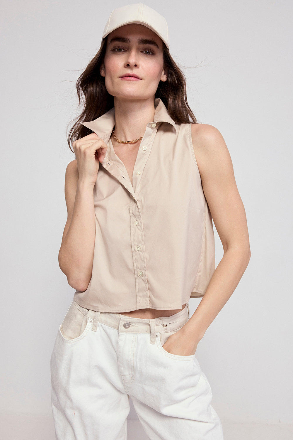 The Shirt The Boxy Cropped Sleeveless Shirt - White