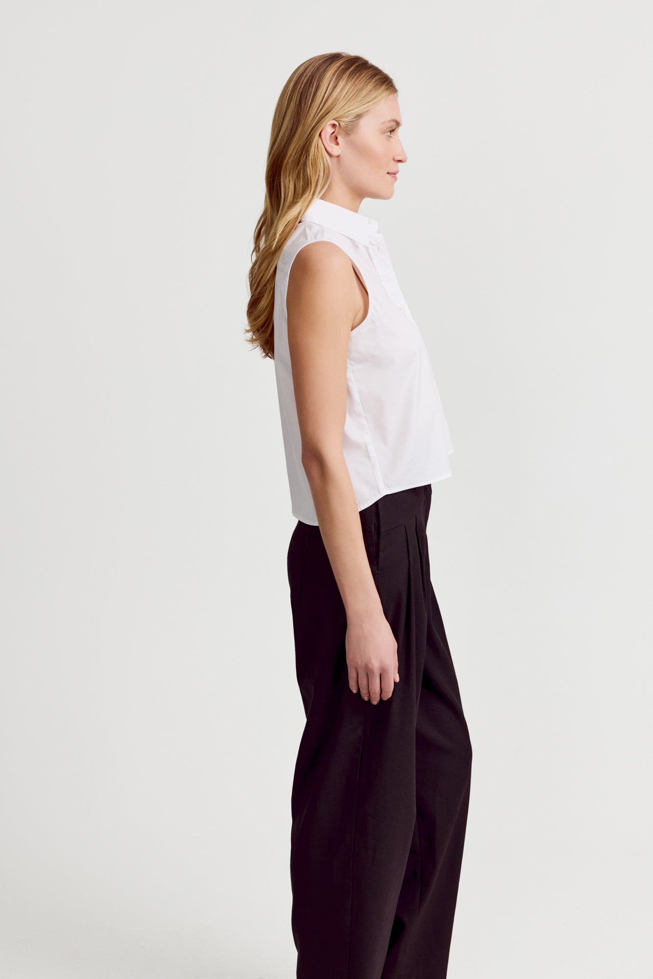The Shirt The Boxy Cropped Sleeveless Shirt - White