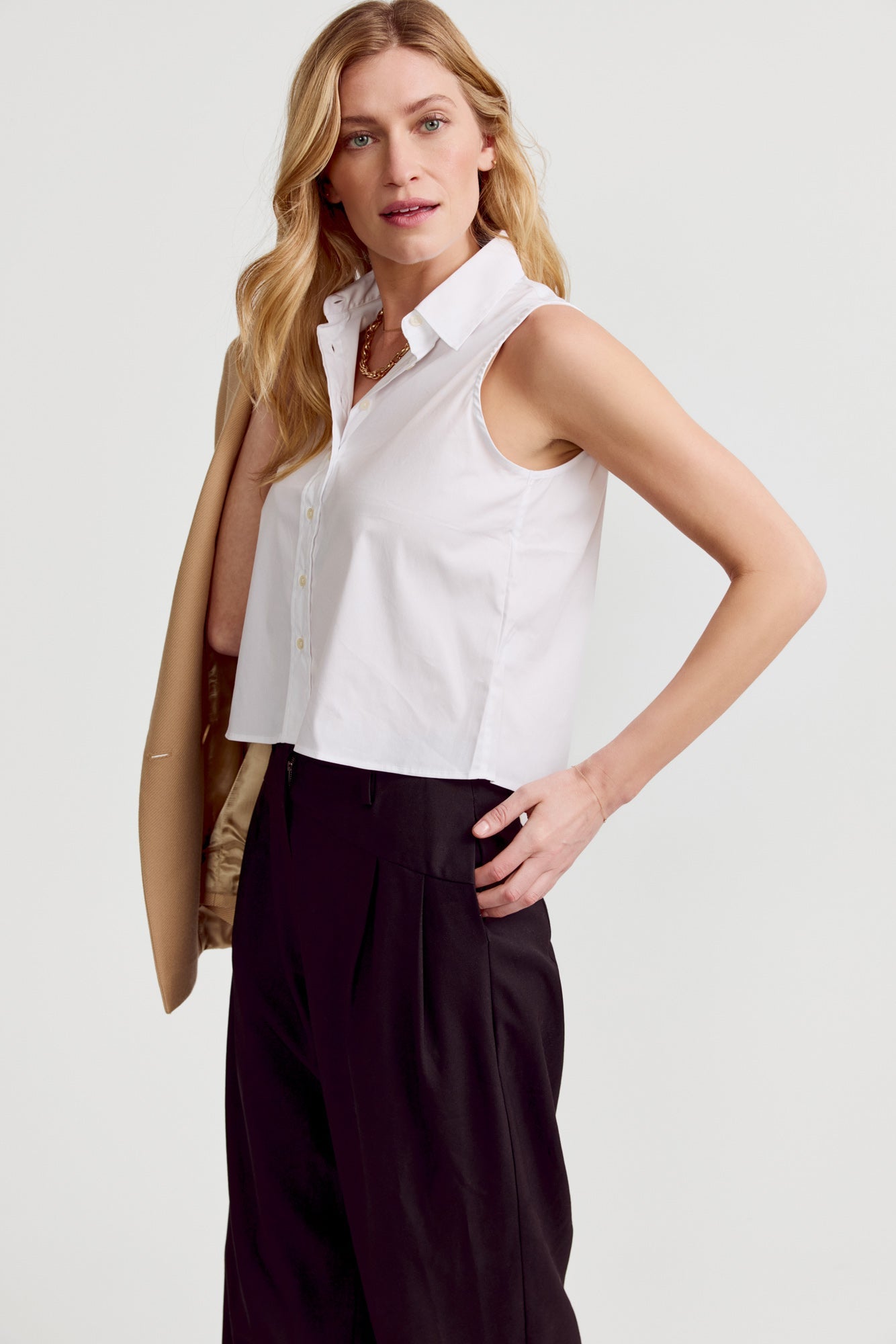 The Shirt The Boxy Cropped Sleeveless Shirt - White