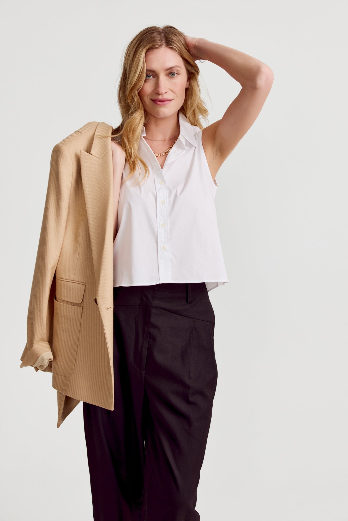 The Shirt The Boxy Cropped Sleeveless Shirt - White
