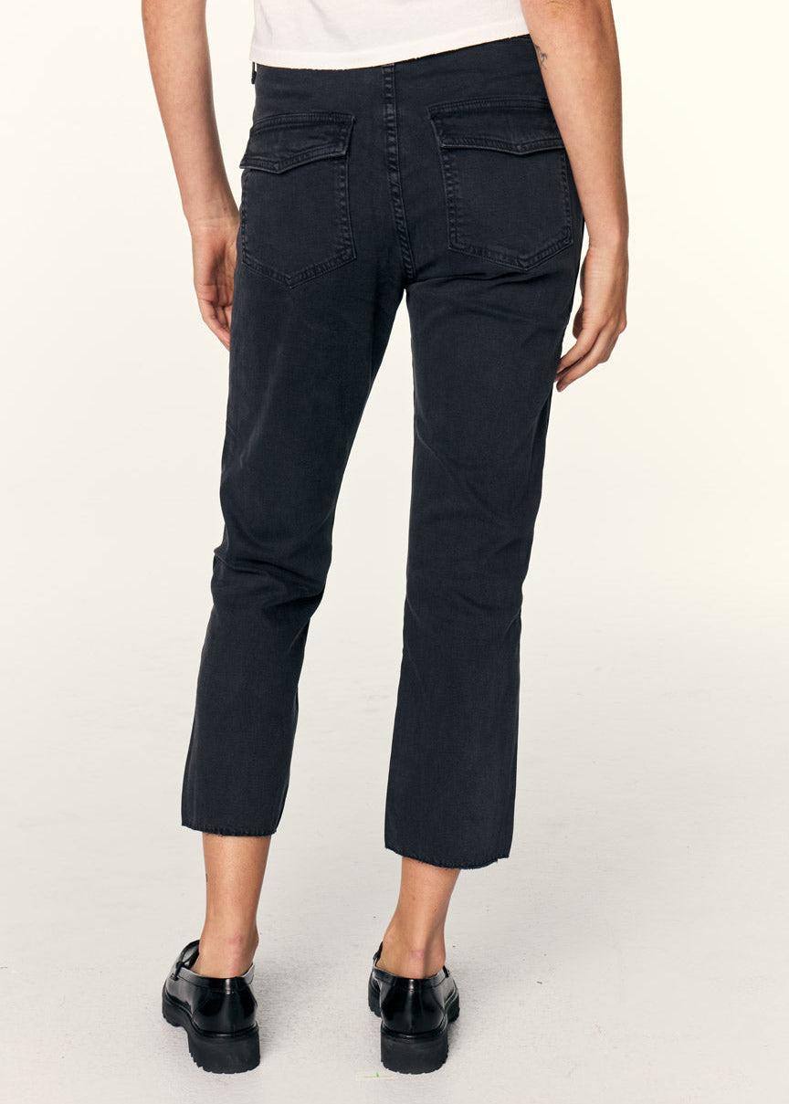 2022.08.16_AMO-DENIM_SPRING-23_LOOK-14_EASY-ARMY-TROUSER_BLACK_A70125_20678_864x1312_aa0c055c-c8e8-4b9f-812f-c1cd72d88114.jpg